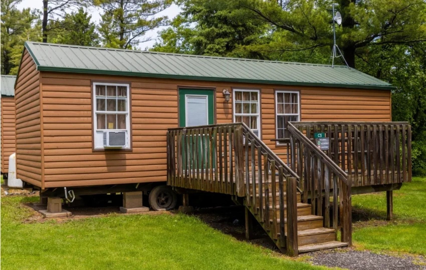 An image of a Cindy Bear cabin at Jellystone Park.