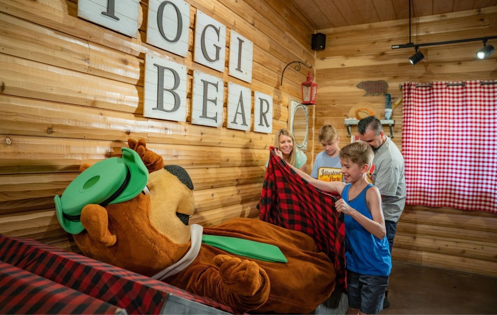 indoor attractions - jellystone park (10)