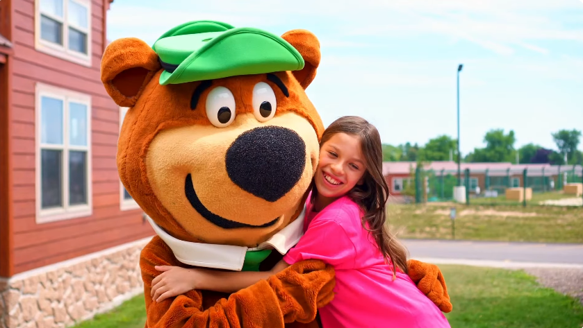 jellystone.park.yogi.bear.hugging.cabin.camping jellystone.park.yogi.bear.hugging.cabin.camping